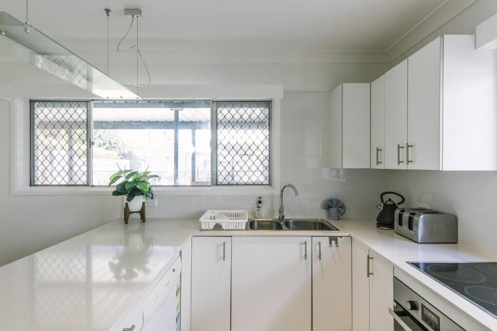 Apartment Miami's Family Getaway Sleeps 10, Pool, Patio, Walk To North Burleigh & Shops