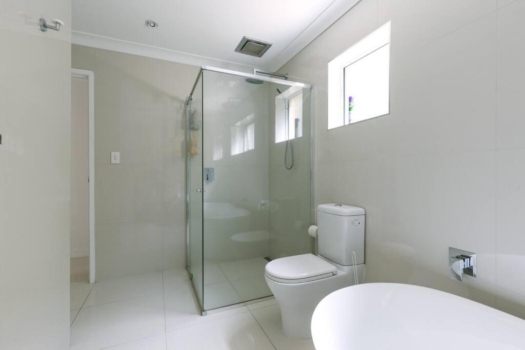 Miami's Family Getaway Sleeps 10, Pool, Patio, Walk To North Burleigh & Shops Apartment Gold Coast