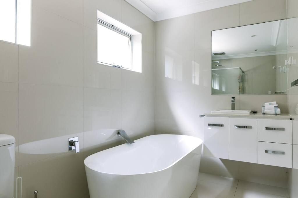 Miami's Family Getaway Sleeps 10, Pool, Patio, Walk To North Burleigh & Shops