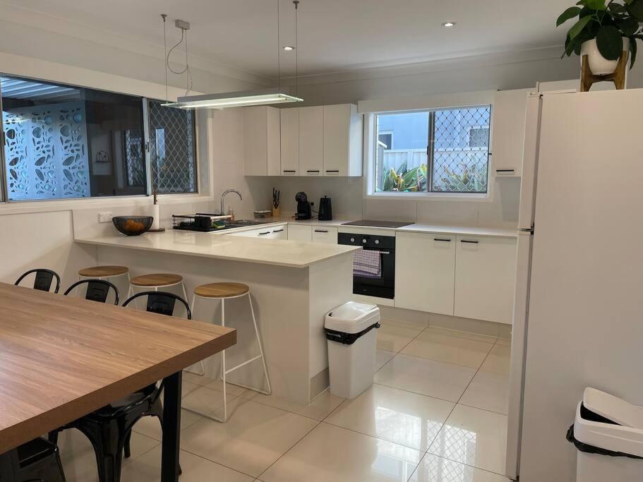 Miami's Family Getaway Sleeps 10, Pool, Patio, Walk To North Burleigh & Shops