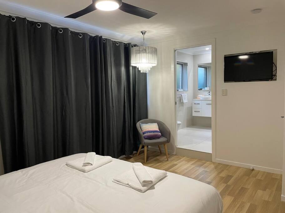 Miami's Family Getaway Sleeps 10, Pool, Patio, Walk To North Burleigh & Shops Apartment *