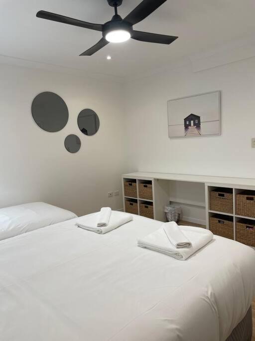 Apartment Miami's Family Getaway Sleeps 10, Pool, Patio, Walk To North Burleigh & Shops