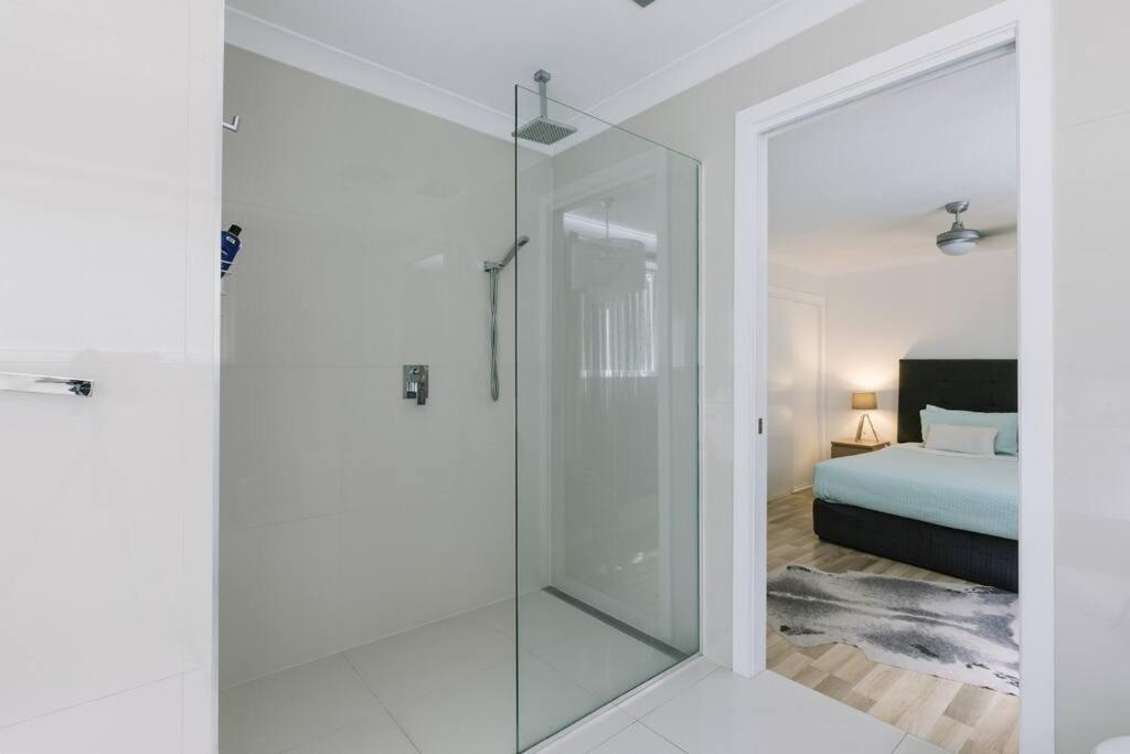 Miami's Family Getaway Sleeps 10, Pool, Patio, Walk To North Burleigh & Shops Apartment
