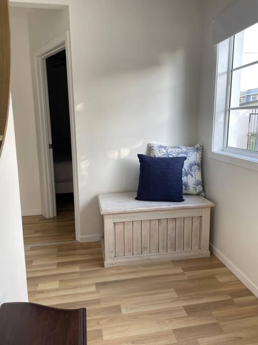 Miami's Family Getaway Sleeps 10, Pool, Patio, Walk To North Burleigh & Shops Apartment *