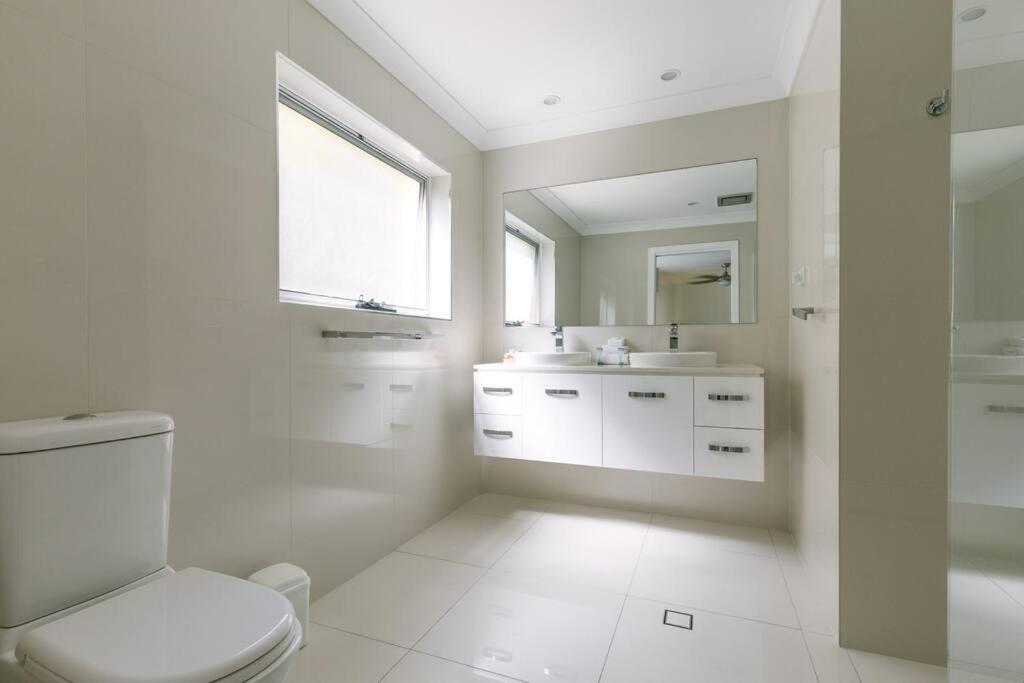 Apartment Miami's Family Getaway Sleeps 10, Pool, Patio, Walk To North Burleigh & Shops *