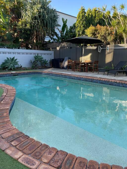 Miami's Family Getaway Sleeps 10, Pool, Patio, Walk To North Burleigh & Shops *