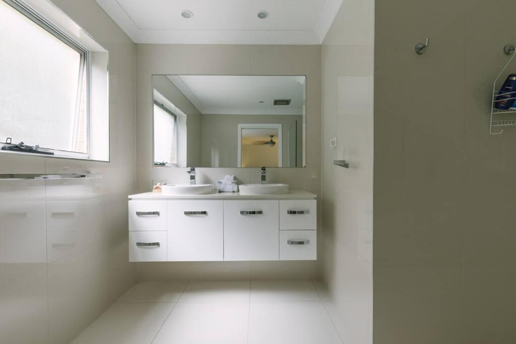 Miami's Family Getaway Sleeps 10, Pool, Patio, Walk To North Burleigh & Shops * Gold Coast