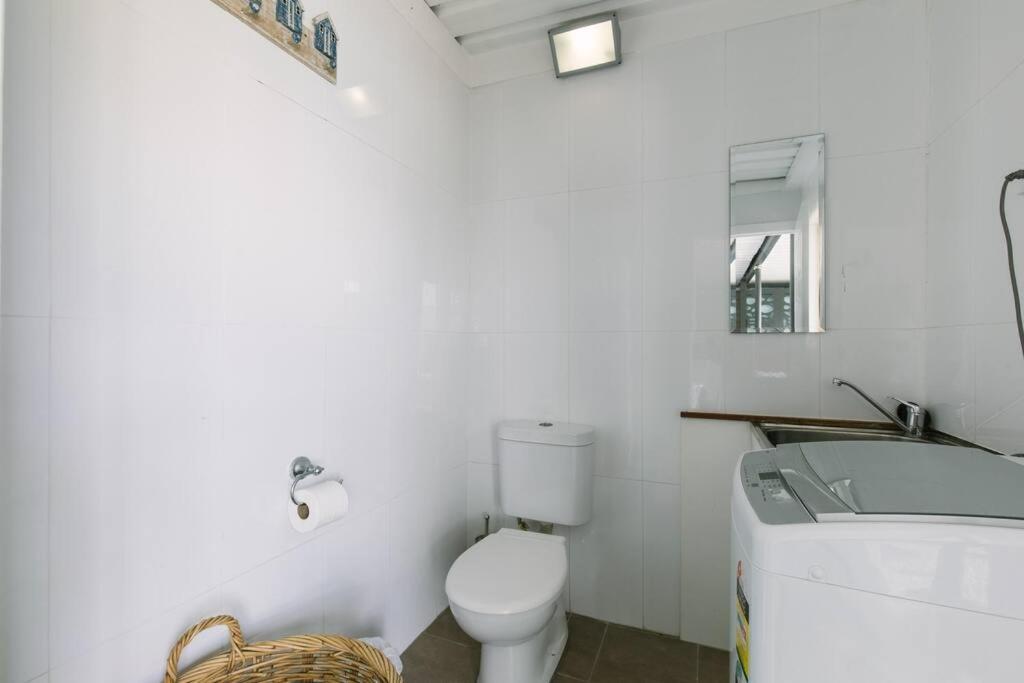 Miami's Family Getaway Sleeps 10, Pool, Patio, Walk To North Burleigh & Shops Apartment