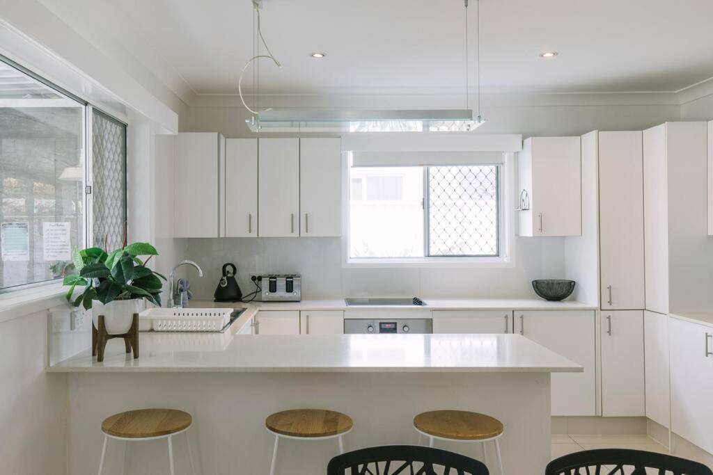 Apartment Miami's Family Getaway Sleeps 10, Pool, Patio, Walk To North Burleigh & Shops