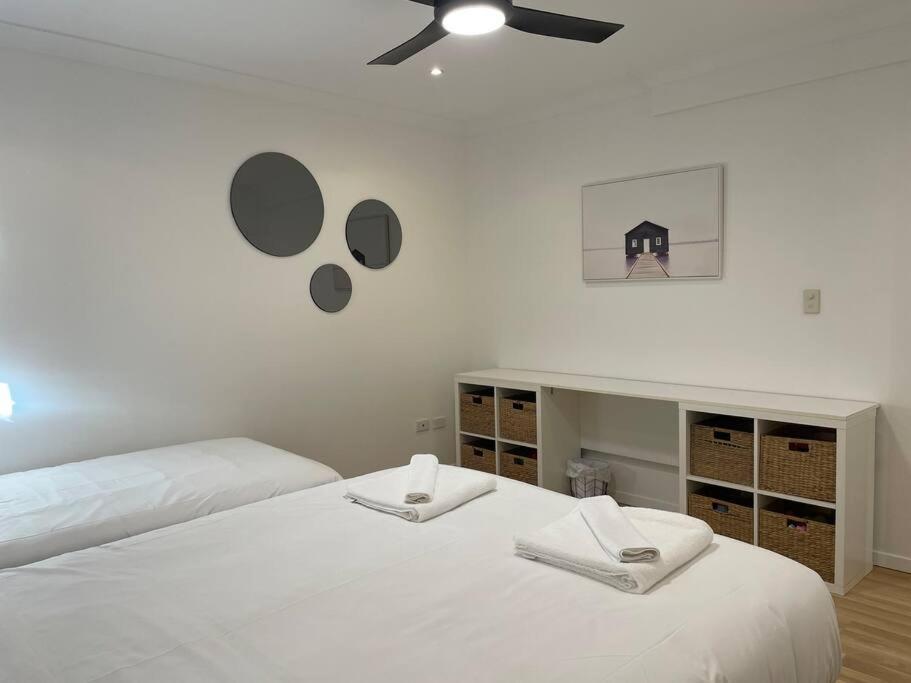 Miami's Family Getaway Sleeps 10, Pool, Patio, Walk To North Burleigh & Shops Apartment *