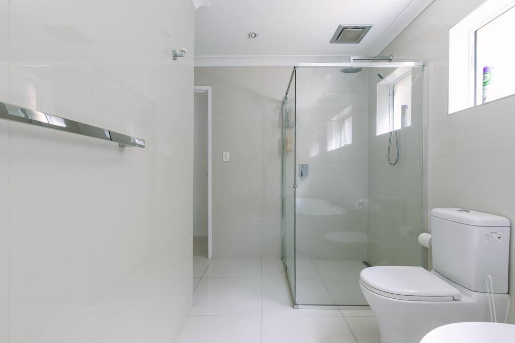 Miami's Family Getaway Sleeps 10, Pool, Patio, Walk To North Burleigh & Shops *