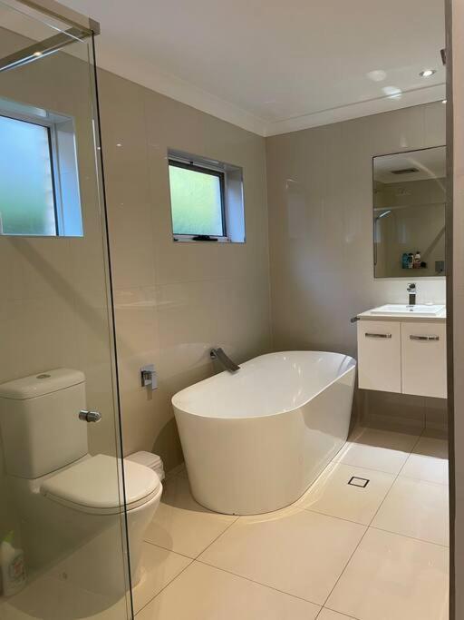 Miami's Family Getaway Sleeps 10, Pool, Patio, Walk To North Burleigh & Shops Apartment *