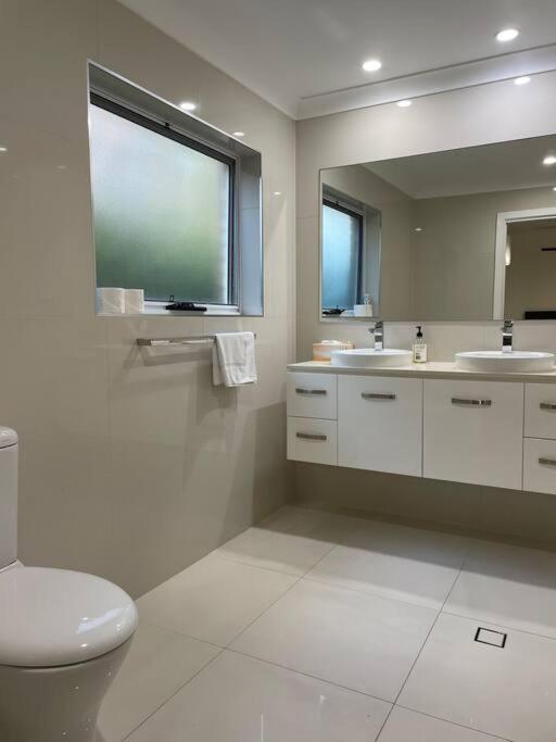 Miami's Family Getaway Sleeps 10, Pool, Patio, Walk To North Burleigh & Shops Gold Coast