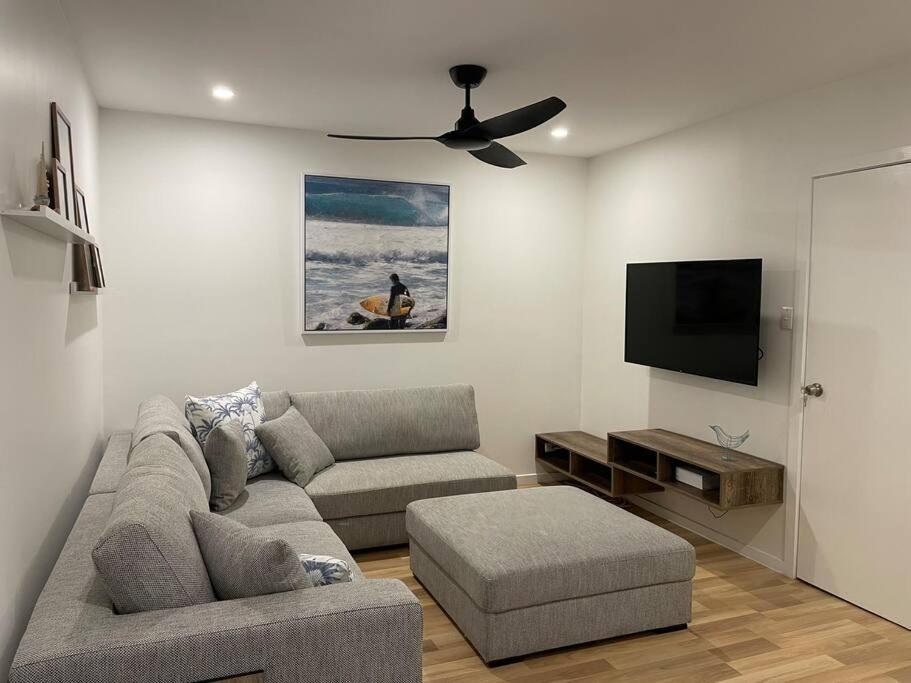 Miami's Family Getaway Sleeps 10, Pool, Patio, Walk To North Burleigh & Shops Apartment