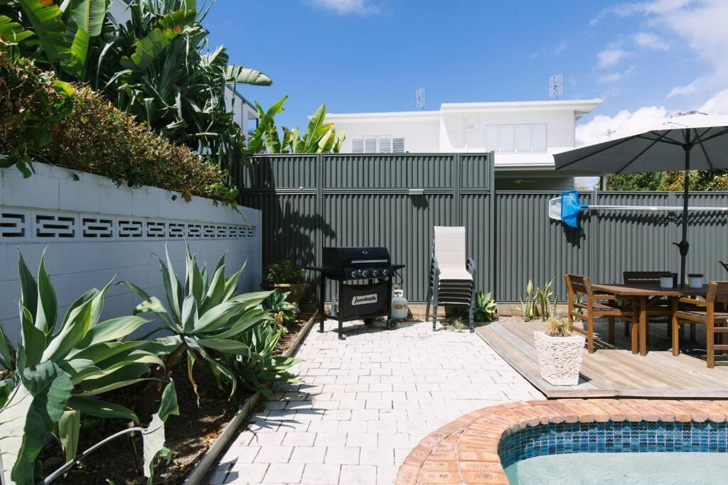 Miami's Family Getaway Sleeps 10, Pool, Patio, Walk To North Burleigh & Shops Apartment *