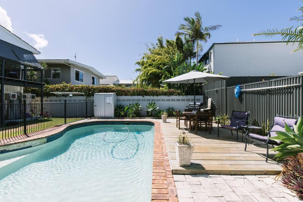 Miami's Family Getaway Sleeps 10, Pool, Patio, Walk To North Burleigh & Shops
