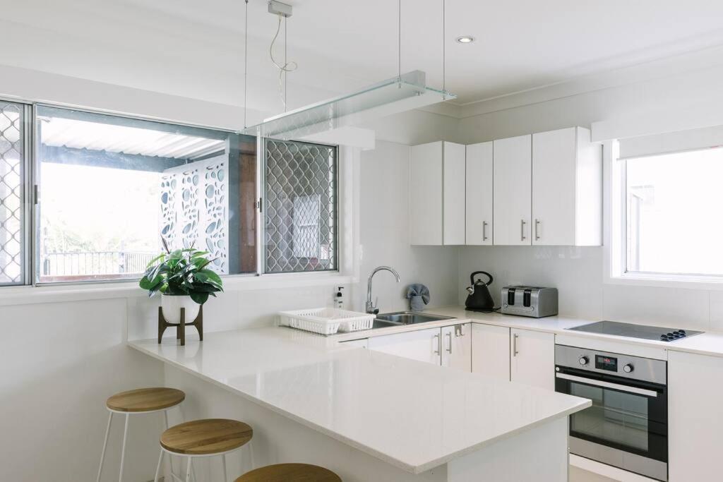 Miami's Family Getaway Sleeps 10, Pool, Patio, Walk To North Burleigh & Shops Apartment