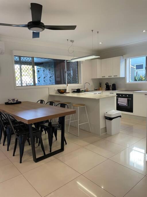 Apartment Miami's Family Getaway Sleeps 10, Pool, Patio, Walk To North Burleigh & Shops