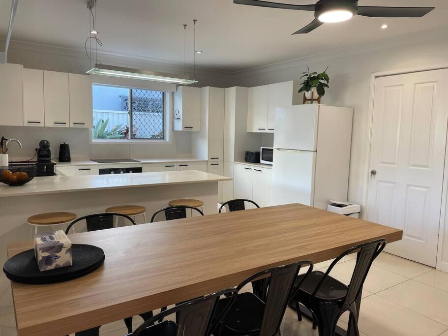 Apartment Miami's Family Getaway Sleeps 10, Pool, Patio, Walk To North Burleigh & Shops *