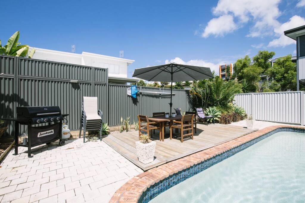 Miami's Family Getaway Sleeps 10, Pool, Patio, Walk To North Burleigh & Shops * Gold Coast